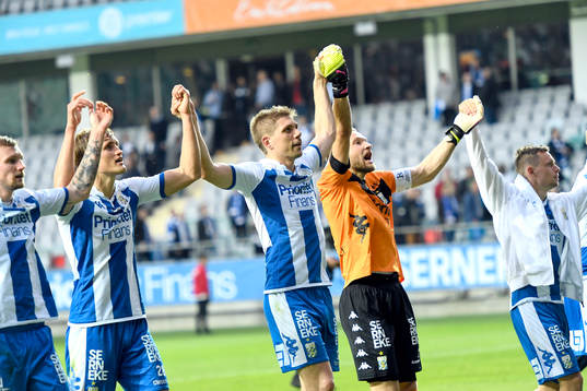 IFK Göteborgs Mikael Boman och målvakt John Alvbåge