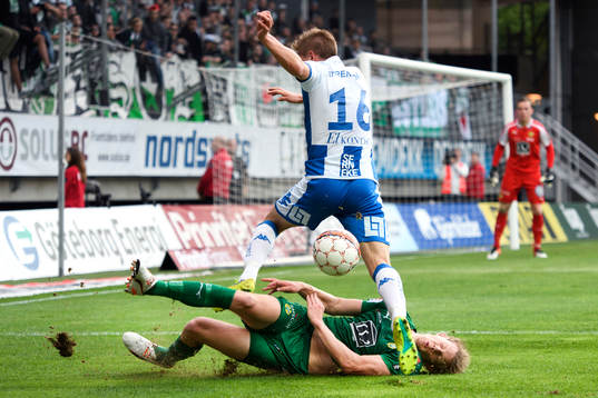 Hammarbys Lars Saetra försvarar mot IFK Göteborgs Mikael
