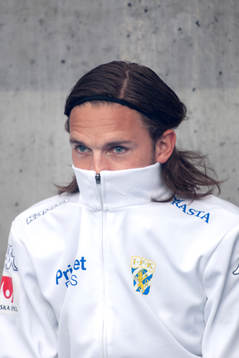 IFK Göteborgs Tom Pettersson skyddar sig från röken