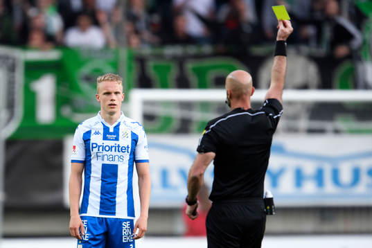 IFK Göteborgs Hjörtur Hermannsson får gult kort