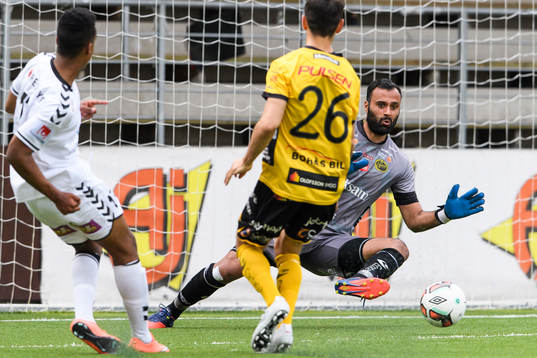 Elfsborgs målvakt Abbass Hassan räddar skott