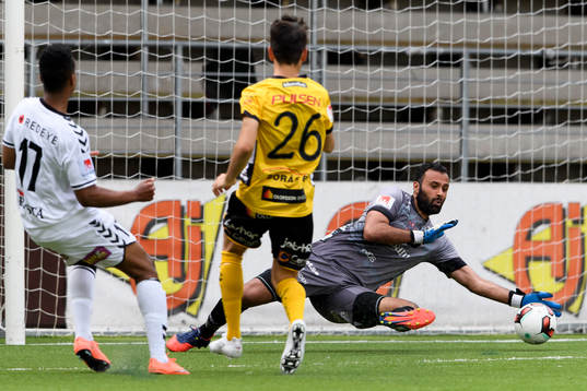Elfsborgs målvakt Abbass Hassan räddar skott