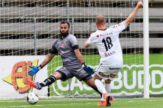 Kalmars Pär Eriksson (rygg mot kameran) gör 0-1 på