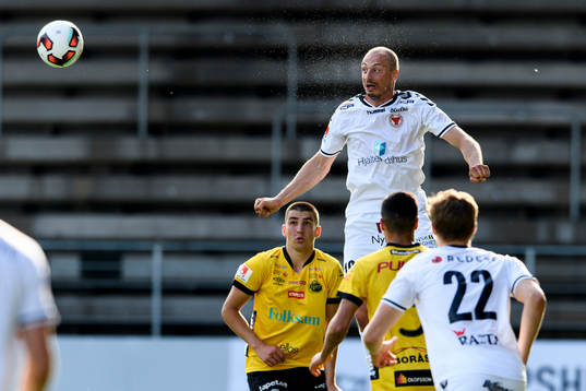 Kalmars Pär Eriksson hoppar högt i nickduell