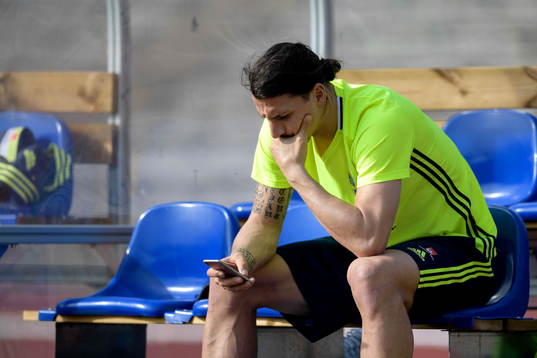 Sveriges Zlatan Ibrahimovic tittar i sin mobil