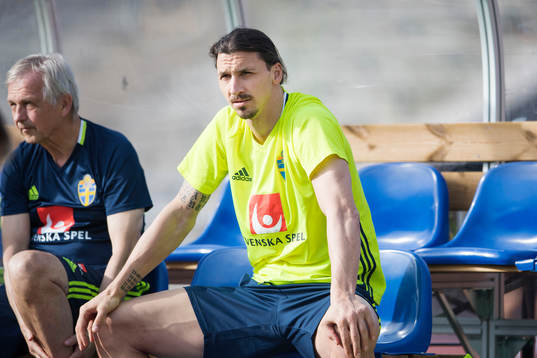 Sveriges Zlatan Ibrahimovic följer träningen på bänken