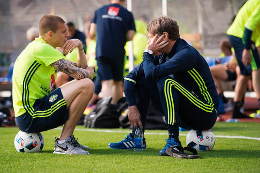 Sveriges Victor Nilsson Lindelöf samtalar med Håkan