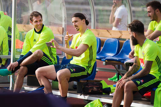 Sveriges Zlatan Ibrahimovic visar målvakt Andreas Isaksson