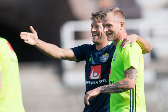 Sveriges player manager Marcus Allbäck och John Guidetti