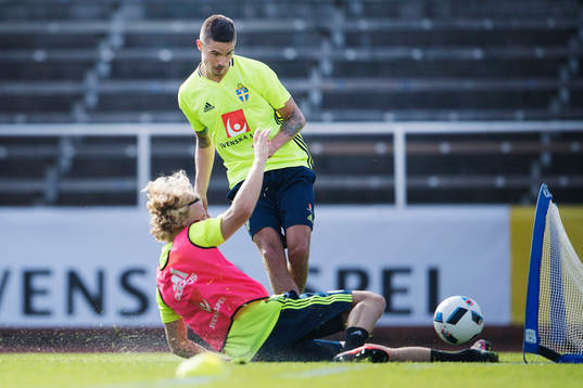 Sveriges Oscar Hiljemark och Mikael Lustig