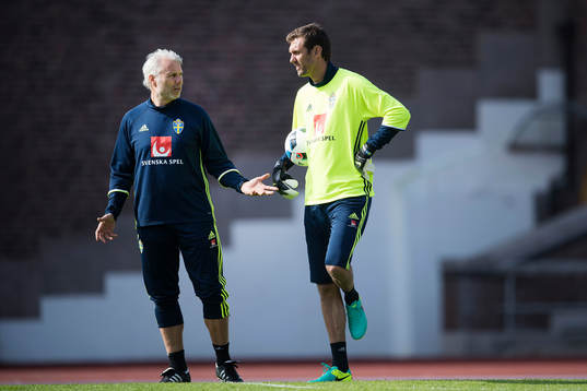 Sveriges målvaktstränare Lars Eriksson samtalar med