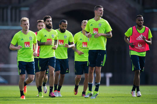 Sveriges Sebastian Larsson, Muamer Tankovic, Jimmy Durmaz,