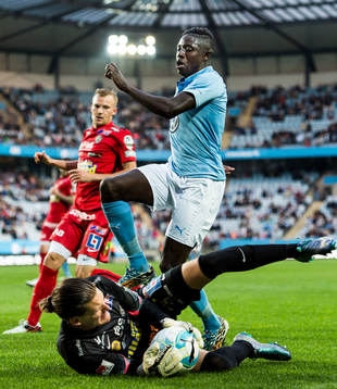 Malmö FFs Pa Konate och Falkenbergs målvakt Otto Martler