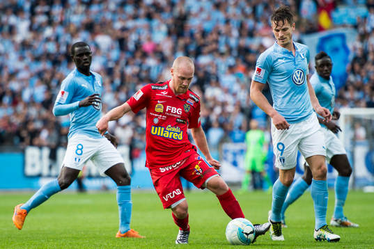 Falkenbergs Christoffer Carlsson mot Malmö FFs Enock Kofi