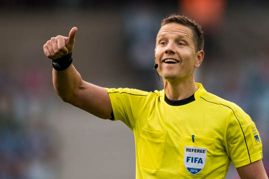 Domare Martin Strömbergsson gör tummen upp