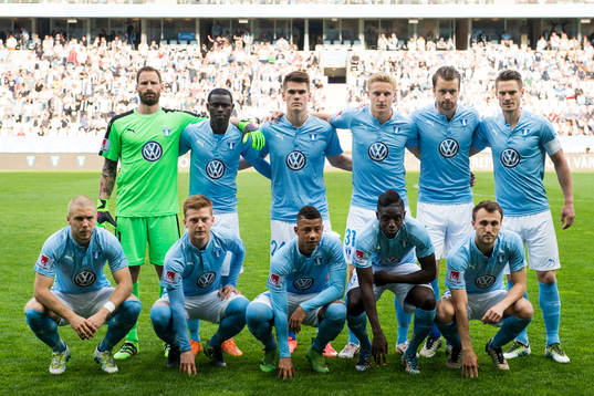 Malmö FFs startelva ställer upp för en lagbild, övre