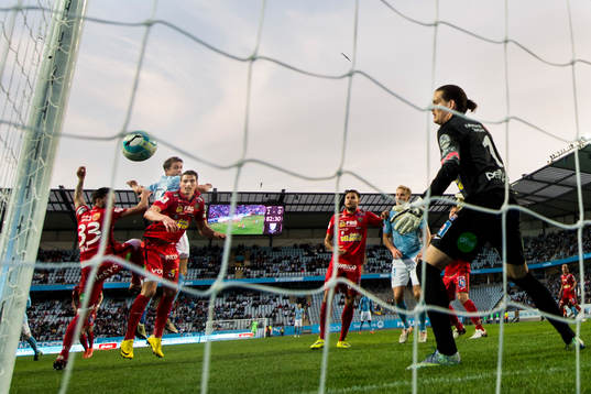 Malmö FFs Kari Arnason nickar mot Falkenbergs målvakt