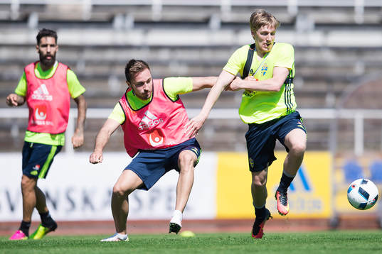 Muamer Tankovic och Emil Forsberg i kamp om bollen