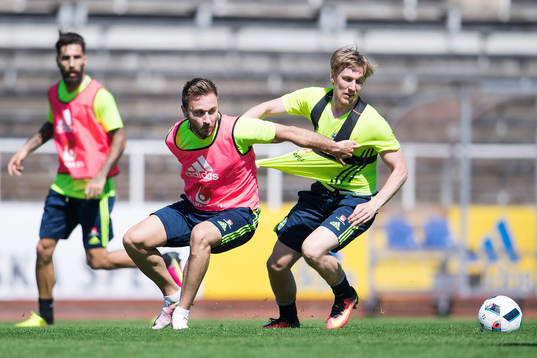 Muamer Tankovic och Emil Forsberg i kamp om bollen