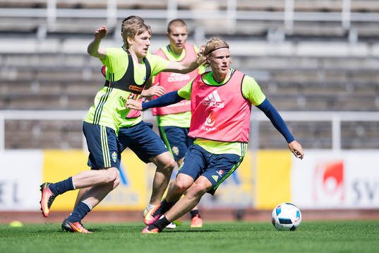 Emil Forsberg och Oscar Hiljemark i kamp om bollen