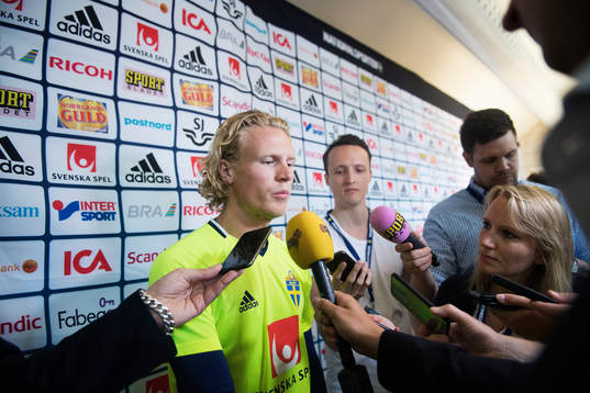 Oscar Hiljemark i mixed zone