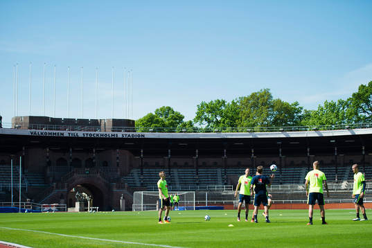 Spelarna värmer upp på Stockholms Stadion