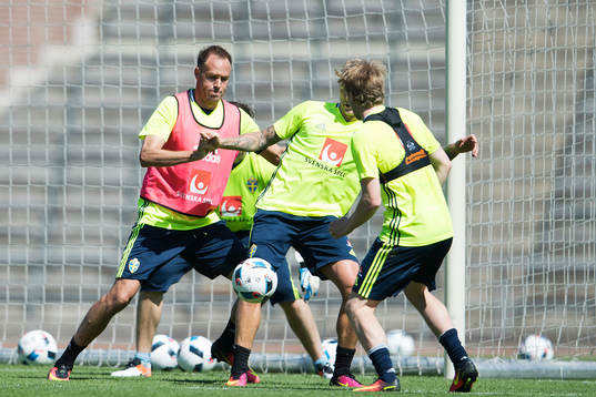 Andreas Granqvist i en duell med John Guidetti