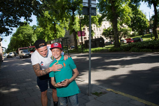 John Guidetti kramar om en ung supporter som har väntat