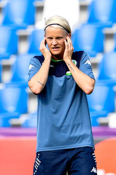 Wolfsburgs Nilla Fischer håller för öronen