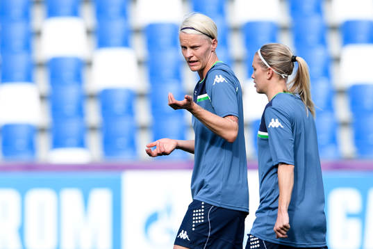 Wolfsburgs Nilla Fischer och Lara Dickenmann