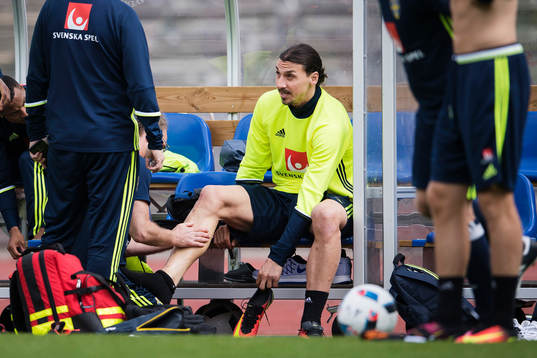 Zlatan Ibrahimovic får behandling av vaden