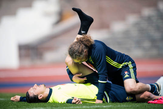 Zlatan Ibrahimovic får behandling av sjukgymnast Richard