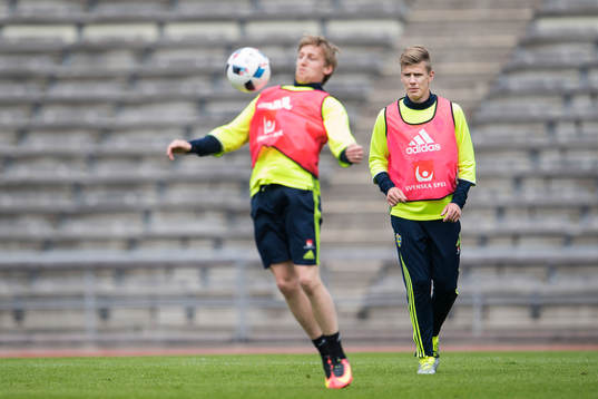 Pontus Wernbloom ser Emil Forsberg ta ner en boll på