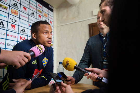 Martin Olsson  i mixed zone