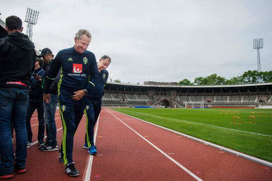 Förbundskapten Erik Hamrén och presschef Niklas Bodell