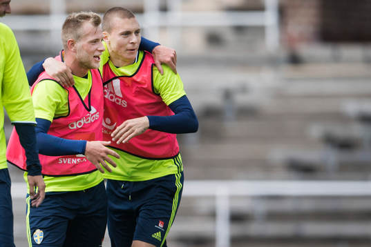 John Guidetti och Victor Nilsson Lindelöf kramar om