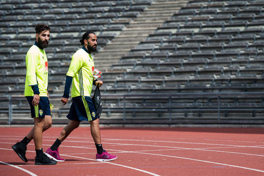 Jimmy Durmaz och Erkan Zenging lämnar en träning med