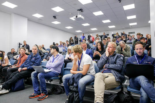 Svenska presskåren väntar på en presskonferens med