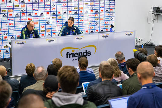 Pressen lyssnar till Zlatan Ibrahimovic