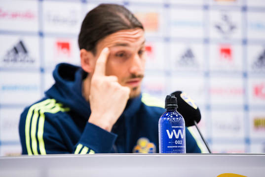 En flaska Vitamin Well är placerad framför Zlatan