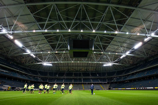 Spelarna värmer upp på Friends Arena