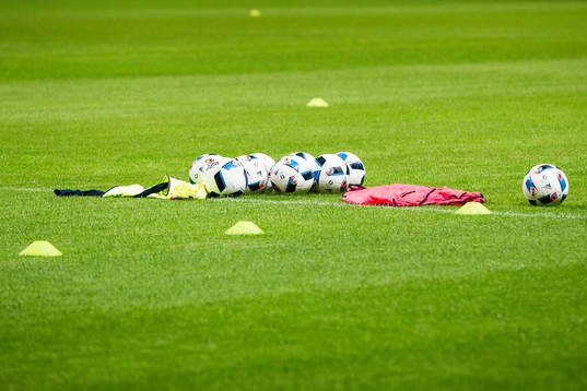 Fotbollar, koner och västar