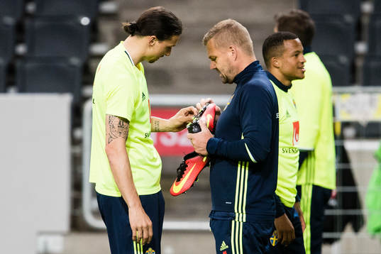 Zlatan Ibrahimovic diskuterar dobbar med Roger Jacobsson