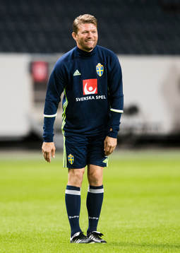 Sveriges players manager Marcus Allbäck