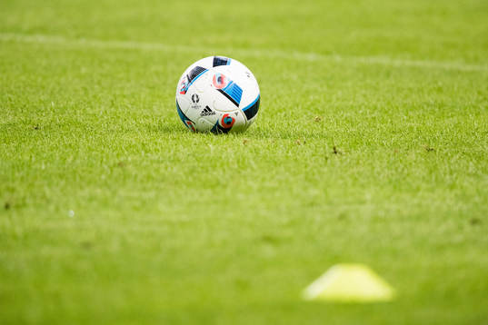 En fotboll och en kon