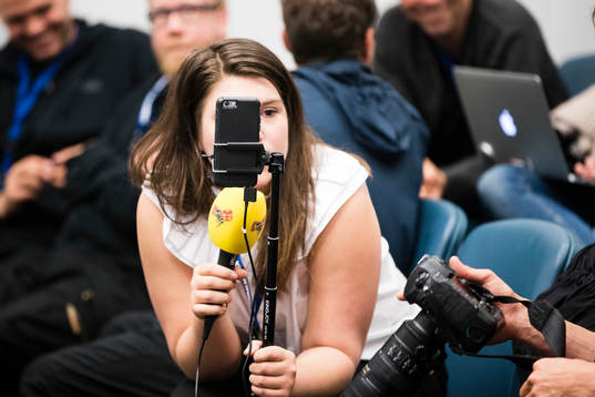 En journalist sänder live via en smartphone