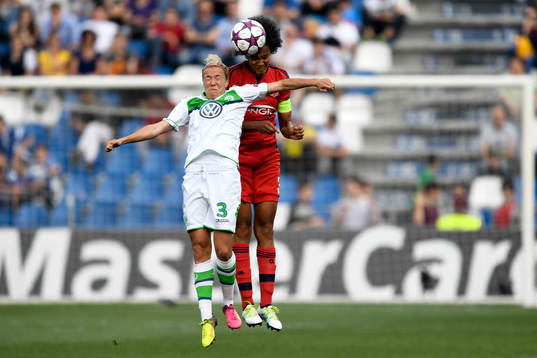Wolfsburgs Zsanett Jakabfi och Lyons Wendie Renard