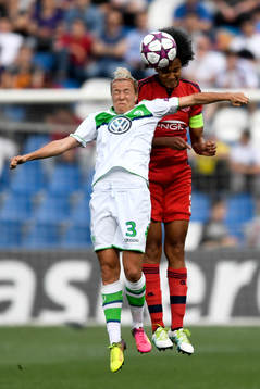 Wolfsburgs Zsanett Jakabfi och Lyons Wendie Renard