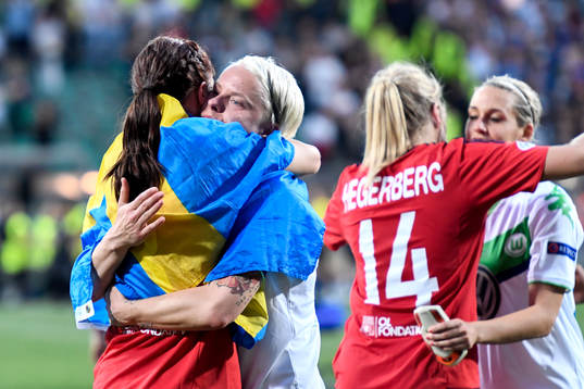 Lyons Lotta Schelin kramar om Wolfsburgs Nilla Fischer
