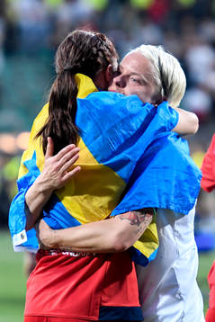 Lyons Lotta Schelin kramar om Wolfsburgs Nilla Fischer
